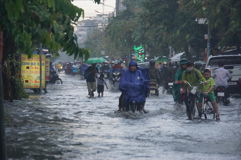 Một số người dân cho biết cảm thấy bất ngờ vì mới mưa đầu mùa nhưng đường đã ngập. "Mưa lớn thì đường ngập, năm nào cũng vậy nhưng năm nay thấy rất sớm" - anh Minh, ngụ phường Tân Hưng Thuận, quận 12 nói.