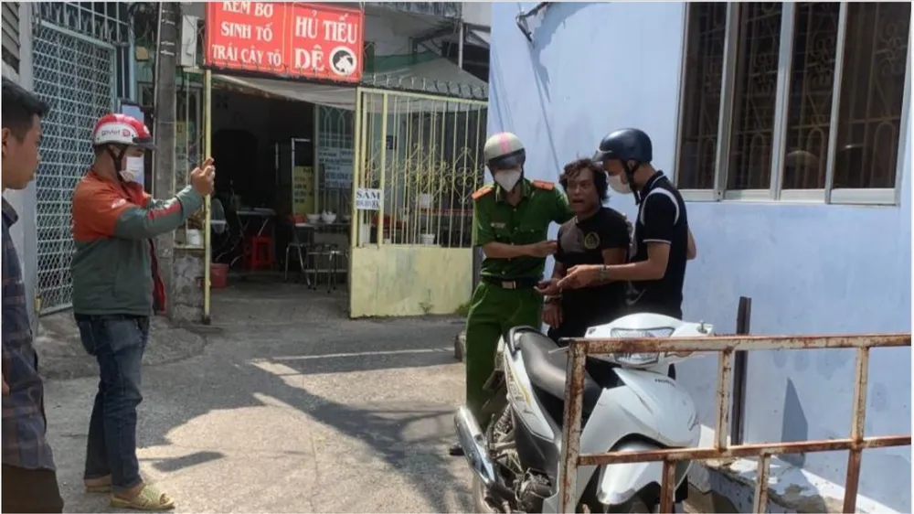 Công an phường phát hiện Anh cùng tang vật nên khống chế. Ảnh: CA Công an phường phát hiện Anh cùng tang vật nên khống chế. Ảnh: CA