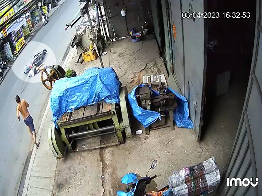 Người đàn ông cùng bé gái bị ngã xuống đường và bị cư dân gần đó vây bắt. Ảnh cắt từ clip