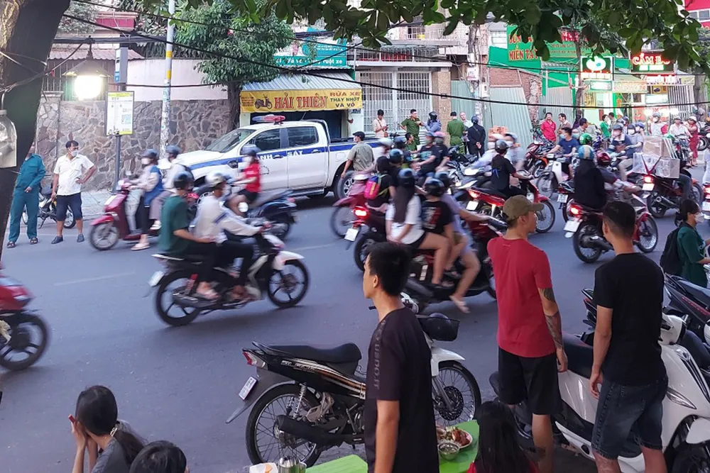 Công an sau đó có mặt khám nghiệm hiện trường, điều tra nguyên nhân. Ảnh: HT Người đàn ông gục chết bất thường ở trên vỉa hè