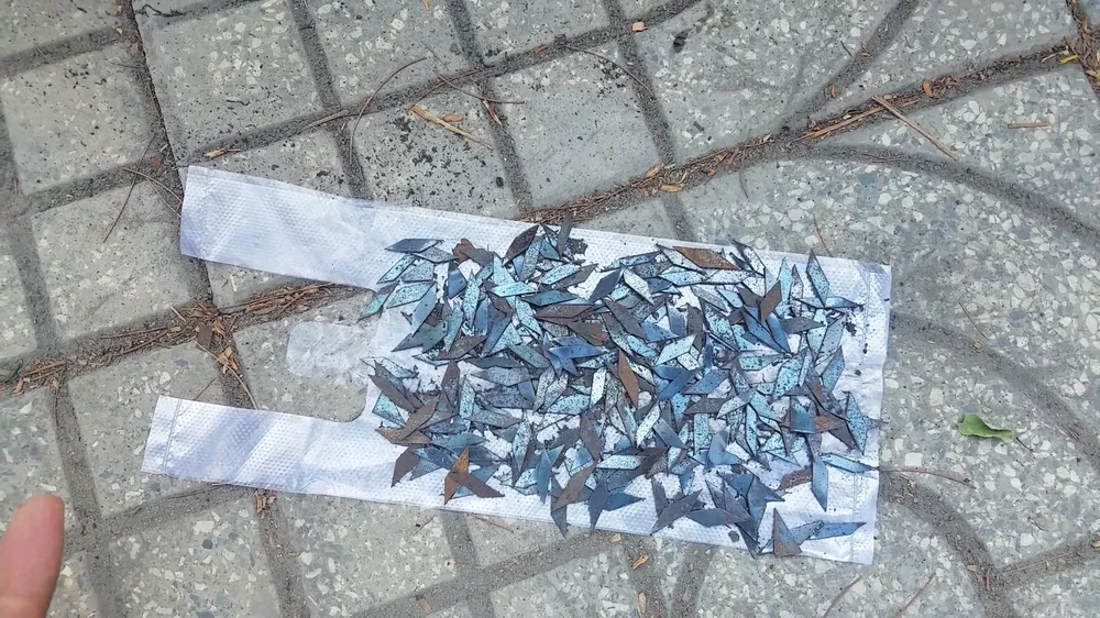 Đinh trên đường tiềm ẩn nguy cơ tai nạn giao thông cho các phương tiện. Ảnh: HT