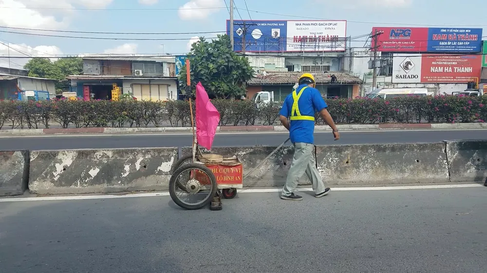 Các nhân viên Công ty IDICO đã dùng xe kéo, hút đinh trên đường. Ảnh: HT