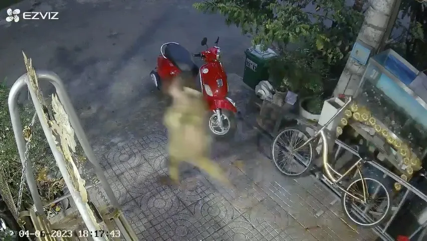 Người phụ nữ đuổi theo trộm, hô hoán nhưng không kịp. Ảnh cắt từ clip Người phụ nữ đuổi theo trộm, hô hoán nhưng không kịp. Ảnh cắt từ clip