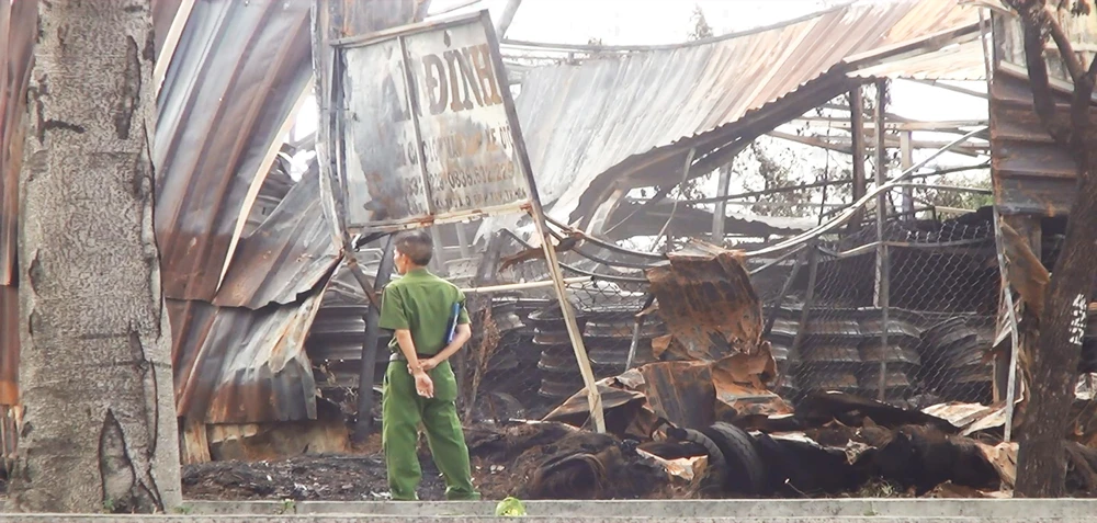 Đám cháy khiến nhiều tài sản bên trong căn nhà bị hư hại. Ảnh: HT