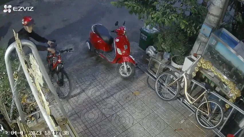Nam thanh niên tiếp cận, lấy trộm chiếc xe đạp dựng ở cửa nhà dân. Ảnh cắt từ clip Nam thanh niên tiếp cận, lấy trộm chiếc xe đạp dựng ở cửa nhà dân. Ảnh cắt từ clip