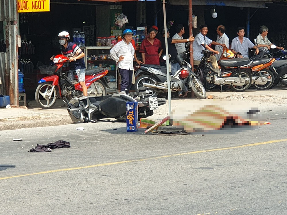 Nam thanh niên bị xe container cán tử vong trên đường Tỉnh lộ 8, huyện Củ Chi, TP.HCM, sáng 8-4. Ảnh: HT
