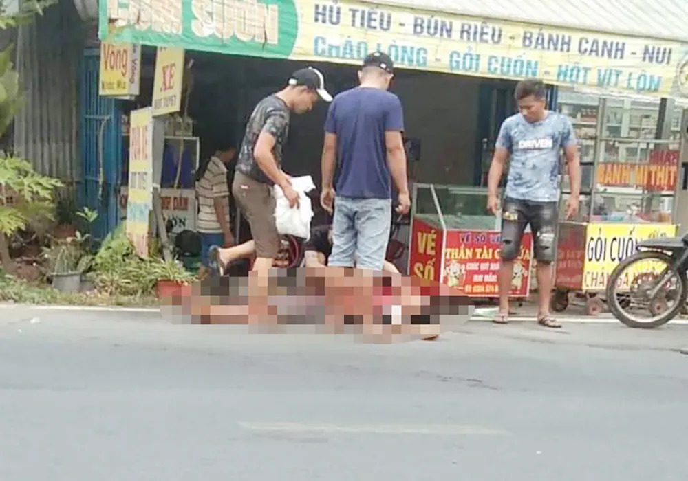 Nam thanh niên bị đâm, gục chết ngay tại hiện trường trên đường Nguyễn Kim Cương, huyện Củ Chi. Ảnh: HT Cầm dao la hét ở ngã tư rồi đâm chết người