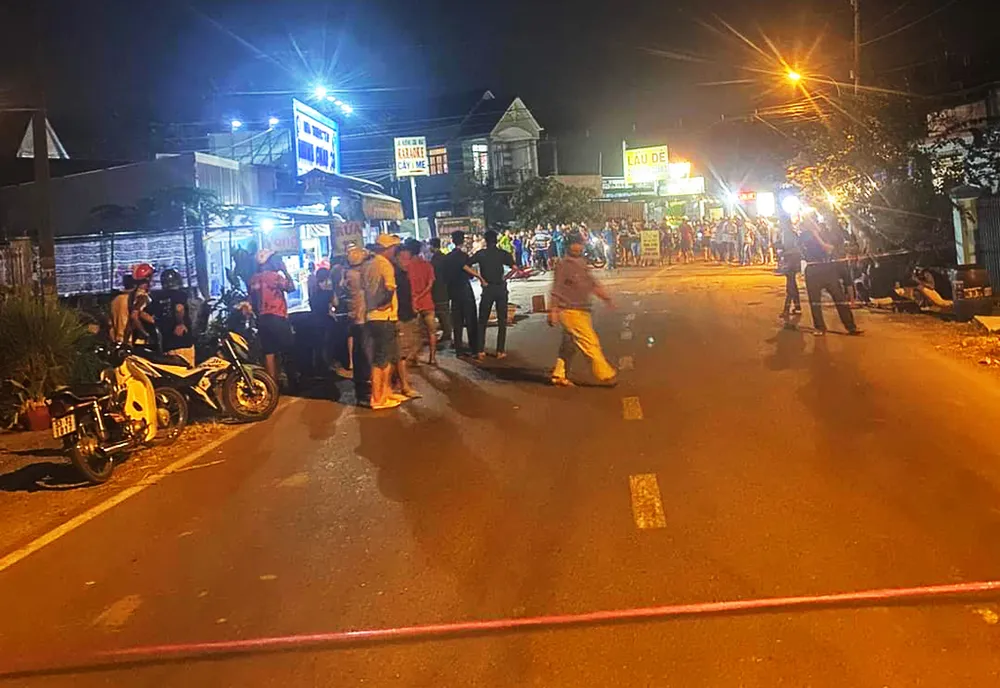 Đến tối cùng ngày, hiện trường được xử lý, thi thể nạn nhân được đưa về nhà xác để phục vụ điều tra. Ảnh: HT Cầm dao la hét ở ngã tư rồi đâm chết người