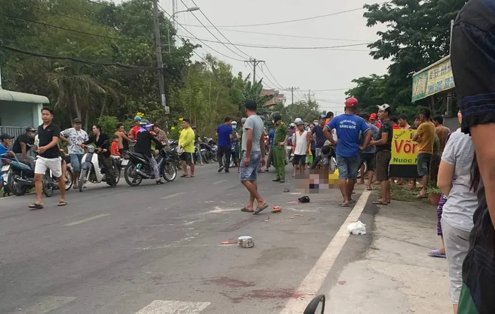 Công an huyện Củ Chi sau đó khám nghiệm hiện trường, lấy lời khai điều tra nguyên nhân. Ảnh: HT Cầm dao la hét ở ngã tư rồi đâm chết người