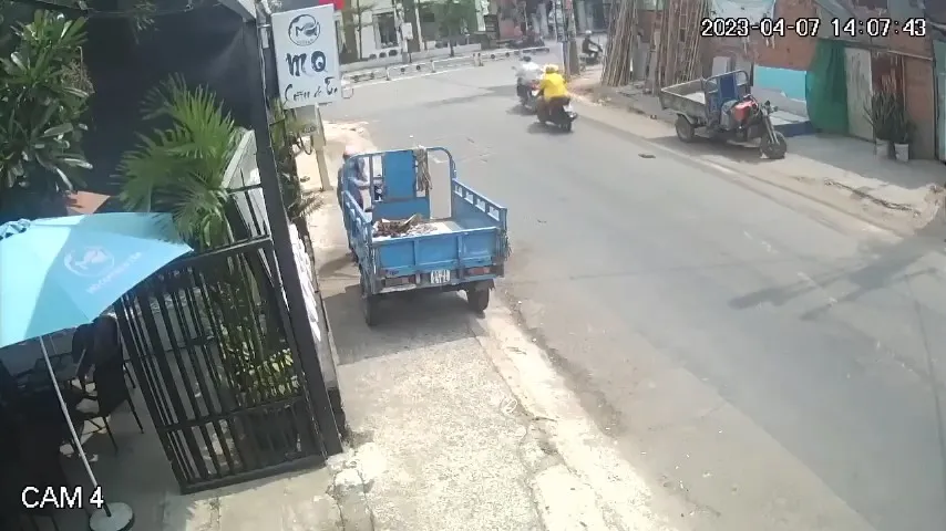 Nam thanh niên đấu nối dây điện để khởi động chiếc xe ba gác. Ảnh cắt từ clip Nam thanh niên đấu nối dây điện để khởi động chiếc xe ba gác. Ảnh cắt từ clip