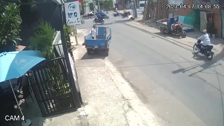 Sau đó, nam thanh niên lấy chiếc xe ba gác bỏ chạy. Ảnh cắt từ clip Sau đó, nam thanh niên lấy chiếc xe ba gác bỏ chạy. Ảnh cắt từ clip