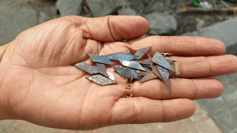 Các mảnh đinh nằm trên Quốc lộ 1 ở làn xe máy gây nguy cơ tai nạn cho người dân lưu thông