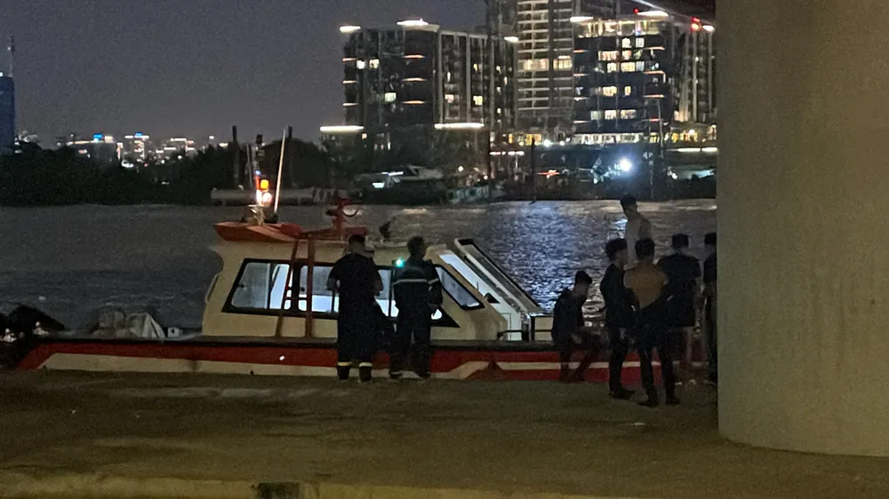 Cảnh sát lặn tìm nam thanh niên nhảy cầu Thủ Thiêm 2 mất tích trong đêm. Ảnh: HT