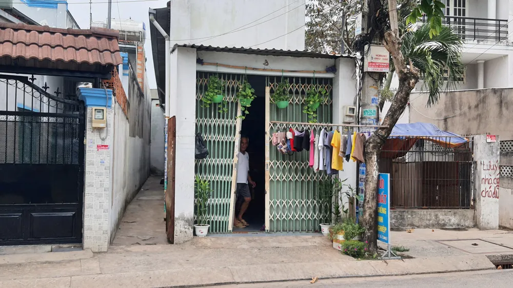 Theo người dân, bé trai sống cùng cha mẹ tại nhà trọ trên địa bàn xã Thới Tam Thôn, huyện Hóc Môn. Ảnh: HT Theo người dân, bé trai sống cùng cha mẹ tại nhà trọ trên địa bàn xã Thới Tam Thôn, huyện Hóc Môn. Ảnh: HT