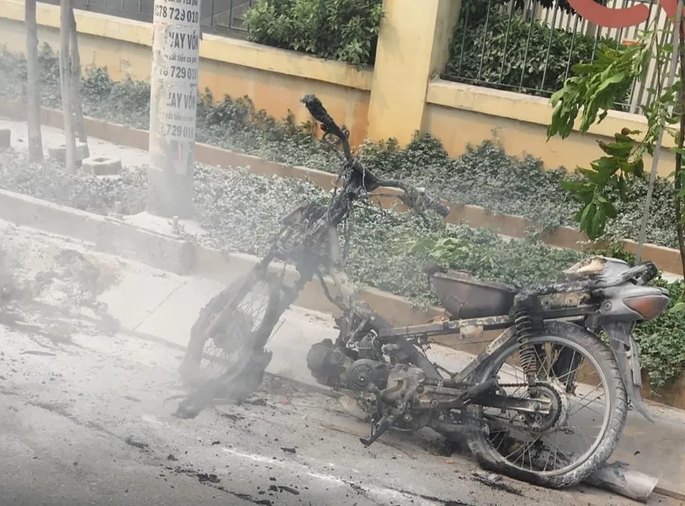 Chiếc xe bị cháy chỉ còn trơ khung. Ảnh: HT