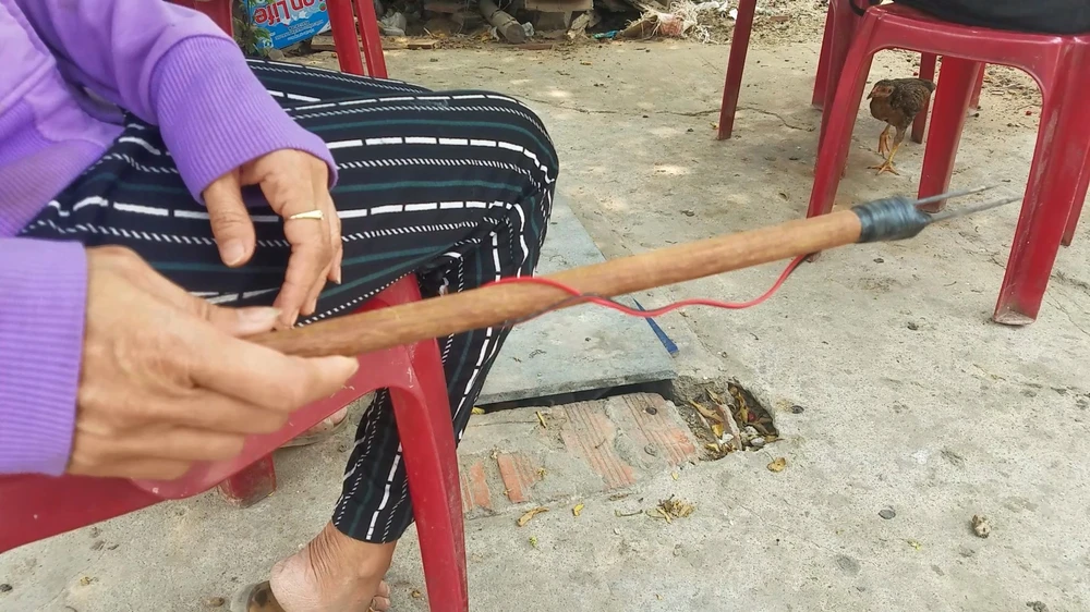 Một phần của súng bắn điện tự chế rơi lại hiện trường. Ảnh: HT Một phần của súng bắn điện tự chế rơi lại hiện trường. Ảnh: HT