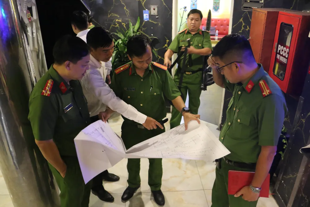 Công an TP.HCM kiểm tra, hướng dẫn người dân khắc phục các lỗi về PCCC. Ảnh: CA Công an TP.HCM kiểm tra, hướng dẫn người dân khắc phục các lỗi về PCCC. Ảnh: CA