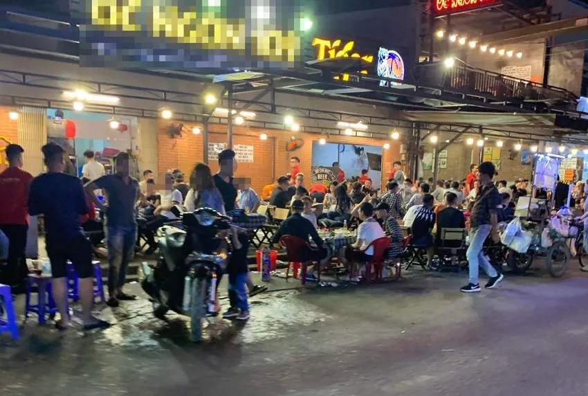 Khu vực xảy ra vụ việc trước quán ốc trên địa bàn quận 5. Ảnh: NT Khu vực xảy ra vụ việc trước quán ốc trên địa bàn quận 5. Ảnh: NT