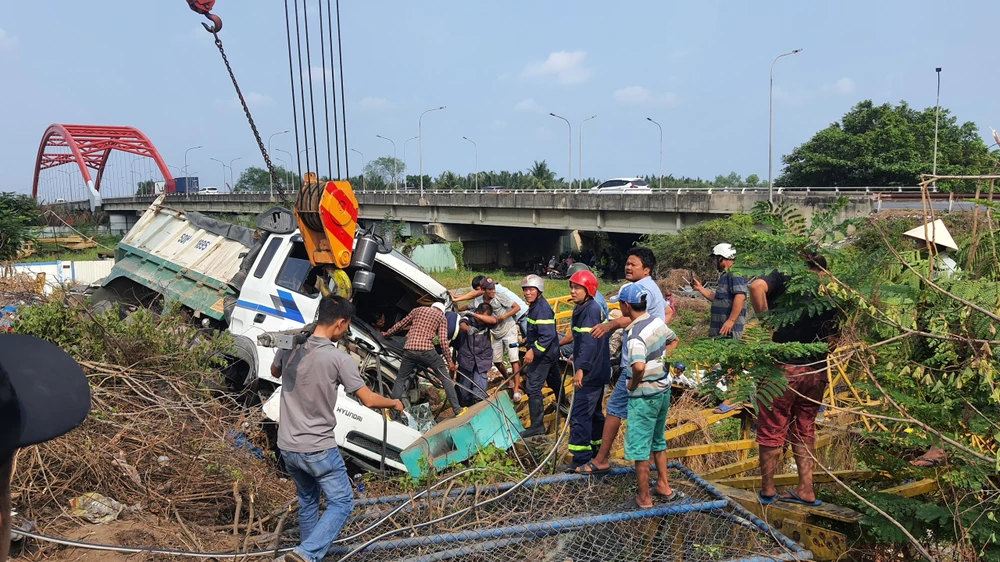 Tài xế sau đó được đưa ra ngoài trong tình trạng bị thương. Ảnh: HT
