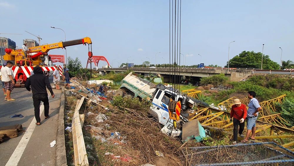 Xe ben đang lưu thông trên đường Nguyễn Văn Linh thì mất lái, lao xuống mương nước. Ảnh: HT