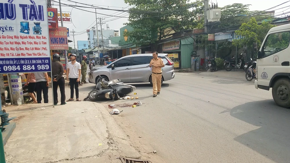 Công an huyện Bình Chánh sau đó xử lý hiện trường, điều tra nguyên nhân vụ việc. Ảnh: HT