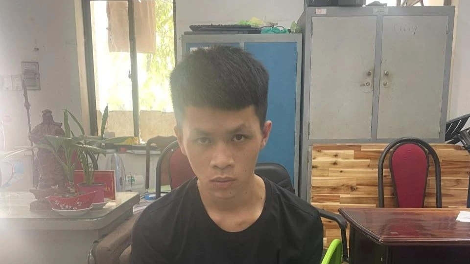 Vinh sau khi tống tiền cô gái thì bị Công an quận 12 bắt. Ảnh: CA