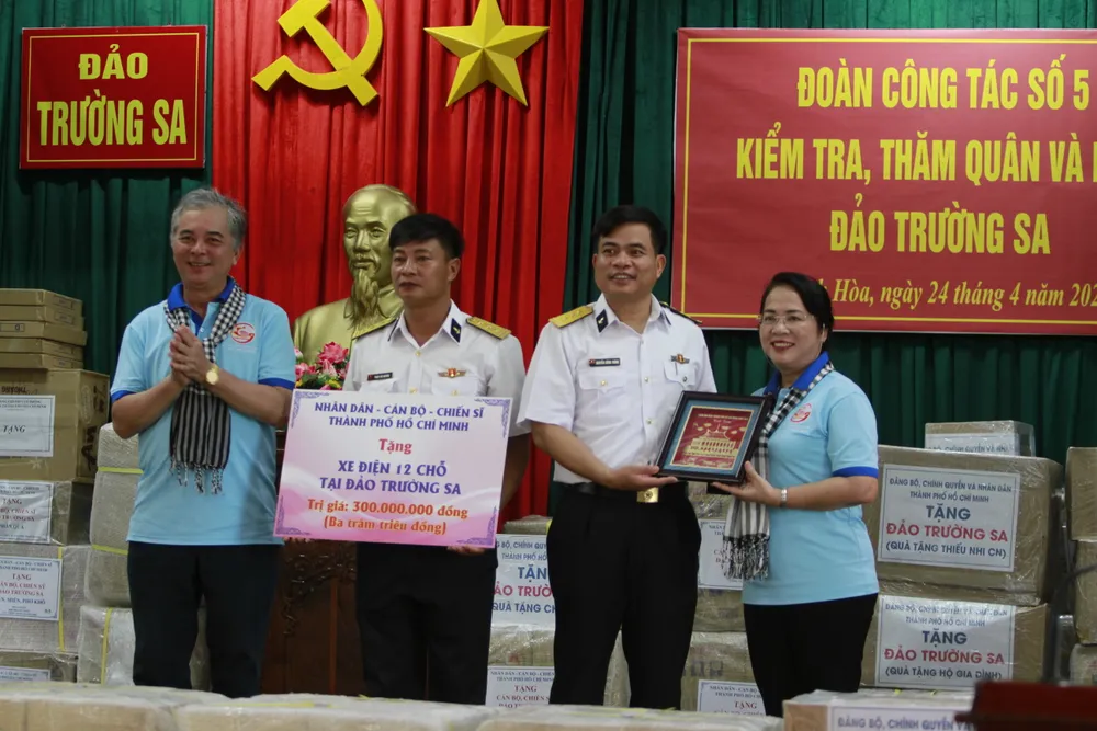 Đoàn cũng gửi tặng các phần quà cho các cán bộ, chiến sĩ trên đảo Trường Sa. Ảnh: NT Đoàn cũng gửi tặng các phần quà cho các cán bộ, chiến sĩ trên đảo Trường Sa