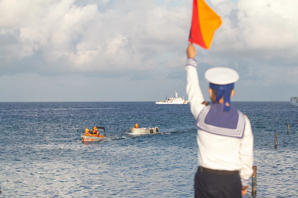 Tàu cập vào nhiều đảo thuộc quần đảo Trường Sa để đoàn công tác thăm, tặng quà cho các lực lượng trên đảo