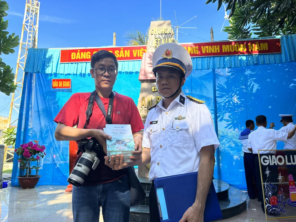 Đại diện Báo Pháp Luật TP.HCM đã tặng cuốn “Những điều cần biết về đánh bắt hải sản” cho Đại úy Phan Văn Anh, Chính trị viên đảo An Bang