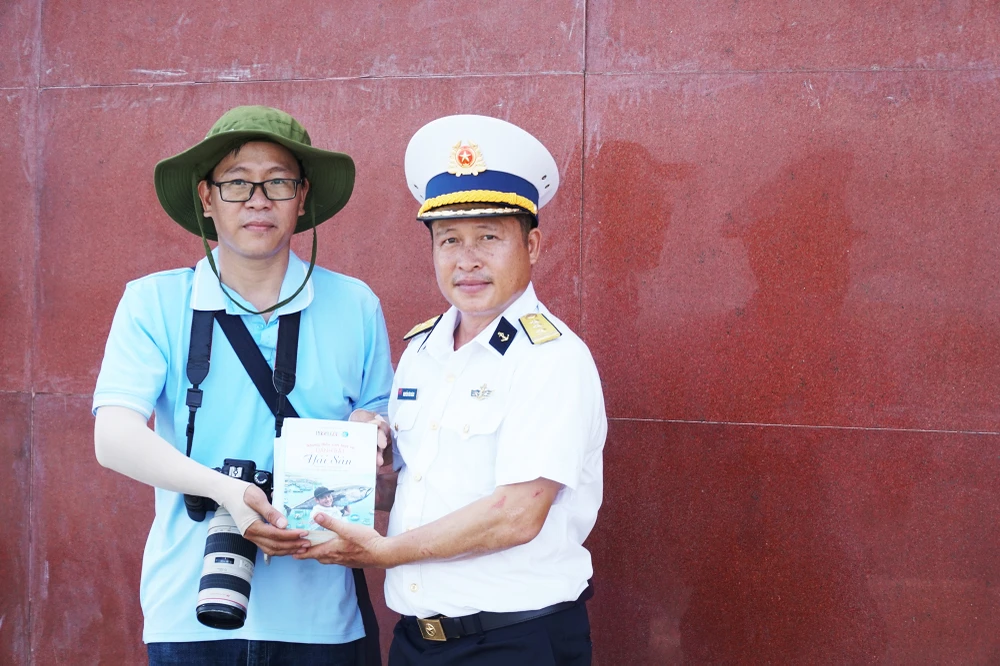 Đại diện Báo Pháp Luật TP.HCM cũng trao 10 cuốn “Những điều cần biết về đánh bắt hải sản” cho thượng tá Nguyễn Văn Bách, Chính trị viên đảo Đá Tây