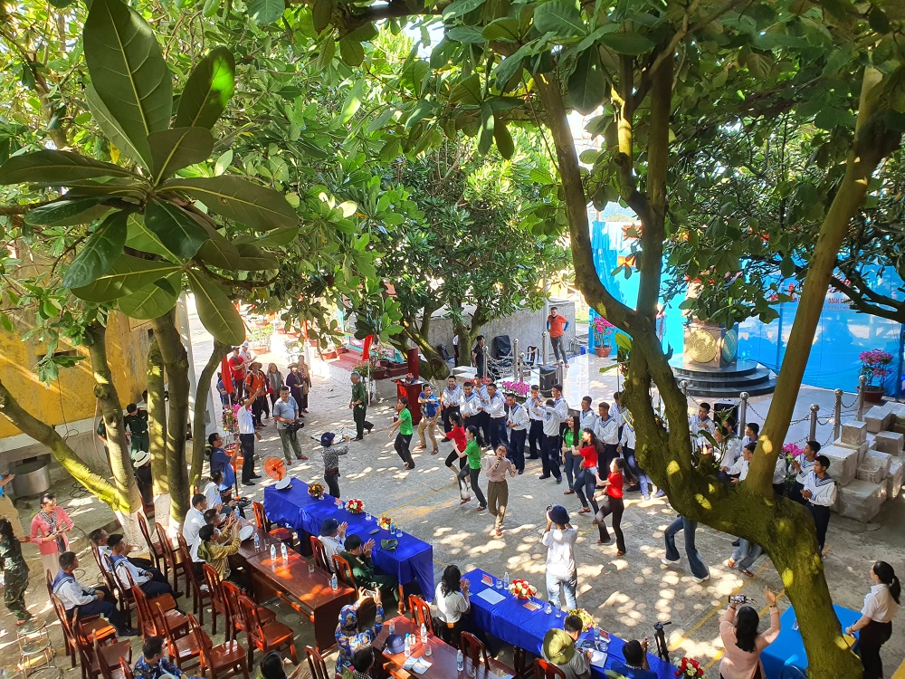 Khung cảnh xanh mát nhờ những cây bàng vuông lâu năm trên đảo An Bang