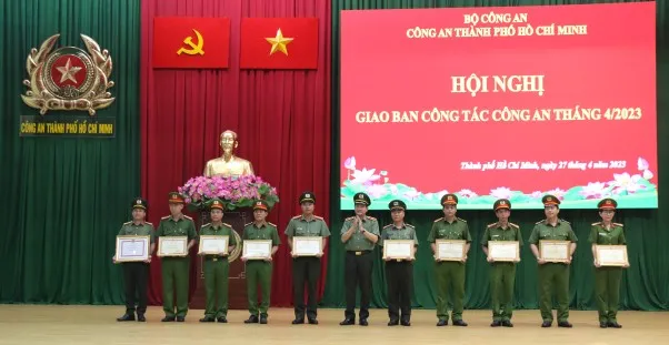 Công an TP.HCM cũng tổ chức khen thưởng cho các đơn vị, cá nhân có thành tích xuất sắc. Ảnh: CA Công an TP.HCM cũng tổ chức khen thưởng cho các đơn vị, cá nhân có thành tích xuất sắc