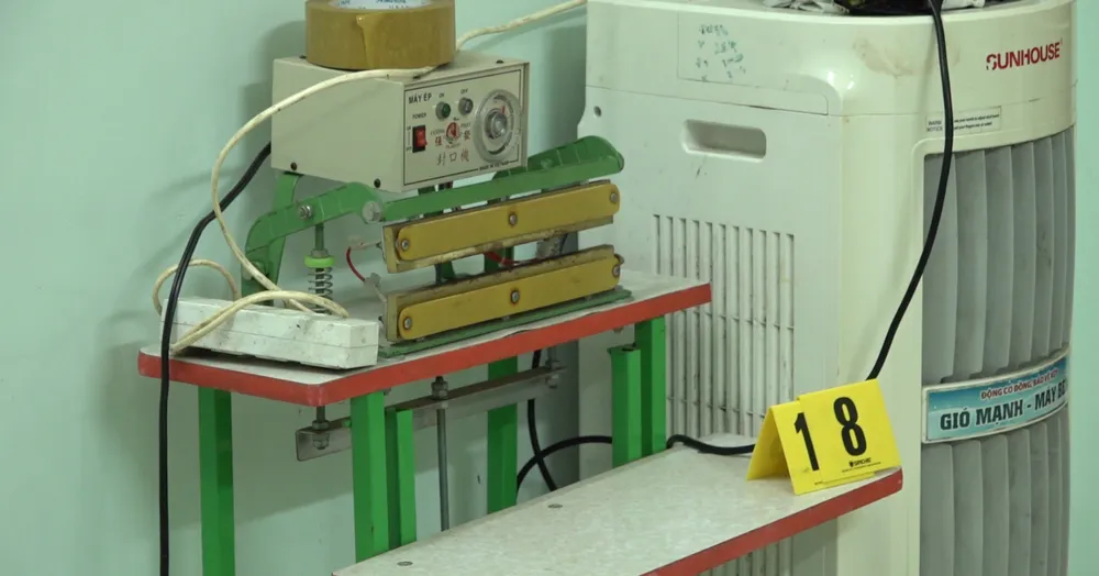 Công an thu giữ nhiều tang vật, máy móc liên quan. Ảnh: CA Công an thu giữ nhiều tang vật, máy móc liên quan. Ảnh: CA