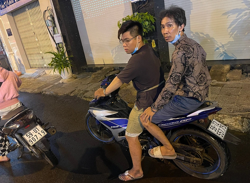 Công an cũng đưa cả hai đến hiện trường để diễn lại hành vi. Ảnh: CA