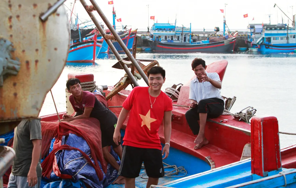 Tương tự, tại âu tàu trên đảo Trường Sa lớn cũng tập trung rất đông tàu cá của ngư dân vào neo đậu, tiếp thêm nhiên liệu để tiếp tục bám biển. Ảnh: NT