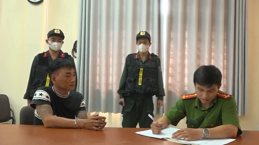 Công an hiện đang tiếp tục lấy lời khai, làm rõ hành vi của băng nhóm này. Ảnh: CA