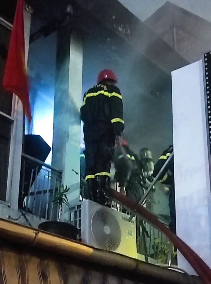 Cảnh sát tiếp cận, khống chế đám cháy trong ít phút. Ảnh: HT