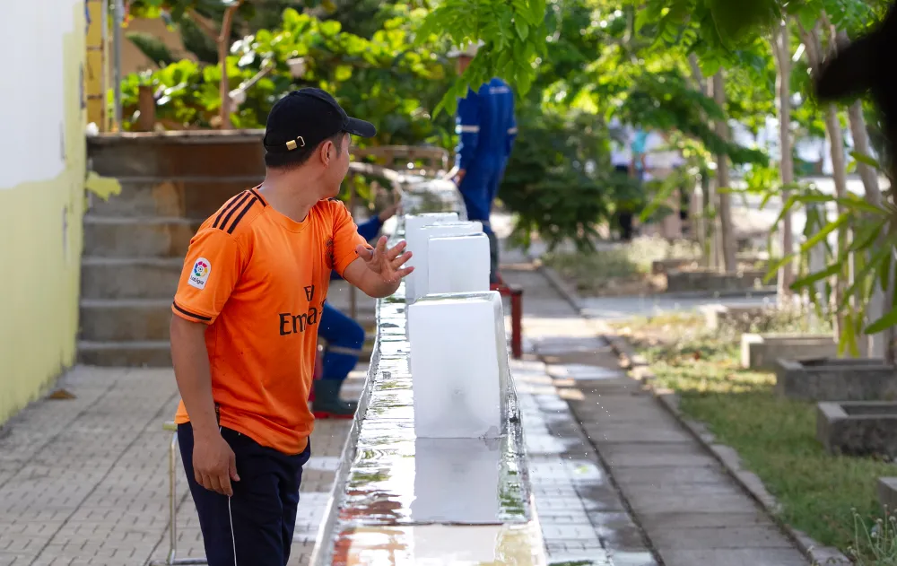 Mỗi ngày, âu tàu trên đảo Đá Tây có thể tiếp nhận nhiều lượt tàu cá vào lấy đá, lấy nước ngọt, tiếp dầu hay sửa chữa trang thiết bị hư hỏng. Ảnh: NT