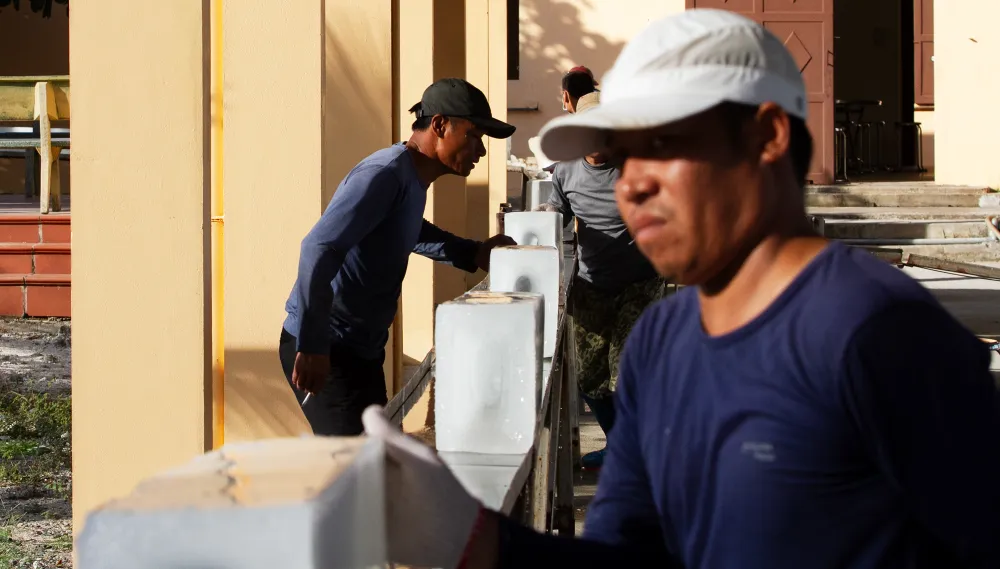 Theo thuyền trưởng Nguyễn Văn Để, trước đây tàu cá hết đá thì phải quay về đất liền dù khu vực đánh bắt còn rất nhiều cá. Nhưng nay khi đã có dịch vụ hậu cần, ngư dân có thể ở lại đánh bắt tiếp mà không còn phải lo hết đá, hết dầu hay lương thực, thực phẩm. Ảnh: NT