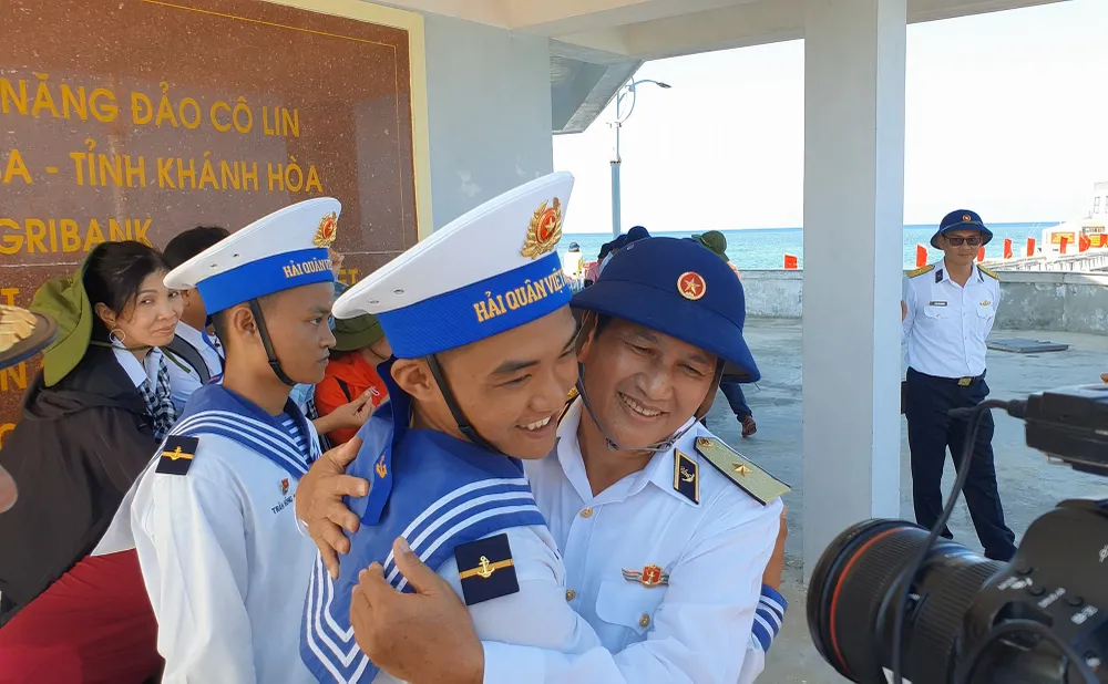 Chuẩn Đô đốc Ngô Văn Thuân, Chính ủy Vùng 4 Hải Quân, hỏi thăm, động viên những người lính trẻ trên đảo Cô Lin, ngày 22-4. Ảnh: NT