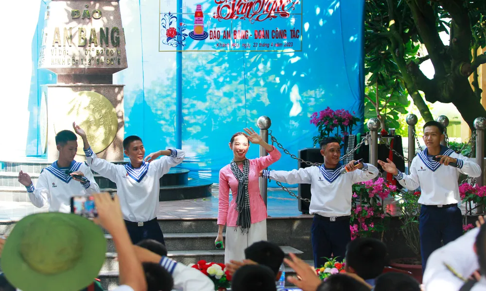 Hoa hậu Thùy Tiên cũng tham gia các tiết mục văn nghệ được tổ chức trên đảo. Ảnh: NT