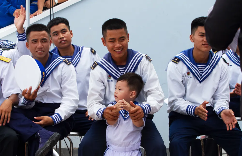 Những người lính trẻ trên đảo Đá Tây tham gia nhiệt tình các tiết mục văn nghệ cùng Đoàn công tác số 5. Ảnh: NT