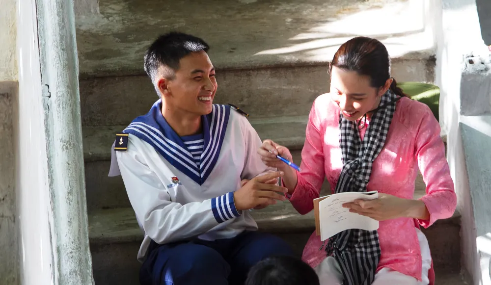 Cũng là thành viên trong Đoàn công tác, hoa hậu Thùy Tiên nhiệt tình tham gia các tiết mục văn nghệ và giao lưu cùng với những người lính trẻ trên đảo An Bang. Ảnh: NT