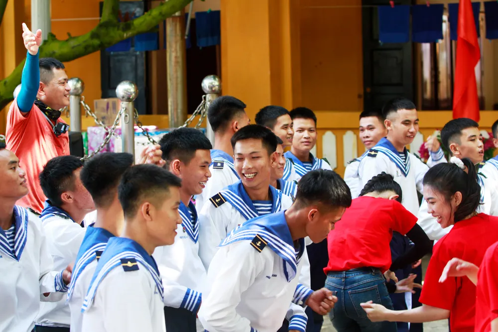 Những nụ cười ấm áp, rộn ràng ở đảo An Bang khi có đoàn từ đất liền ra tổ chức nhiều hoạt động ý nghĩa. Ảnh: NT