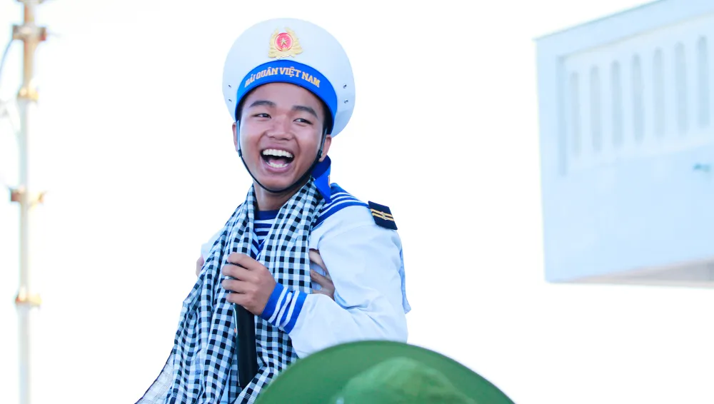 Các chiến sĩ trẻ tham gia các tiết mục văn nghệ trên đảo Cô Lin, ngày 22-4. Ảnh: NT