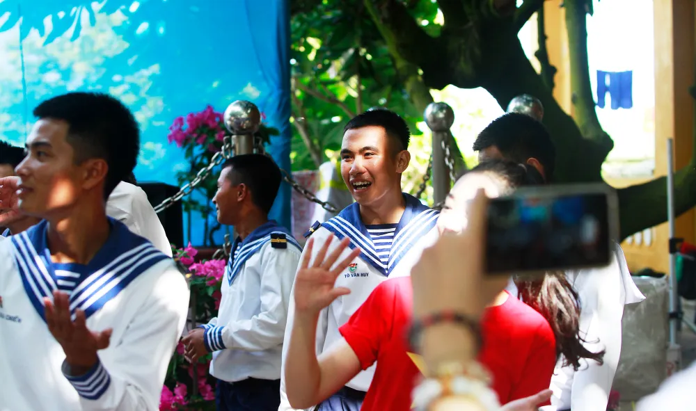 Việc có đoàn công tác ra thăm đảo khiến những người lính trẻ nguôi nỗi nhớ nhà. Ảnh: NT