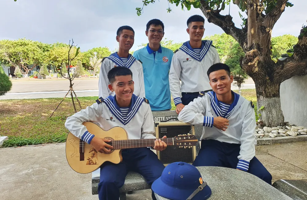 Một trong các món quà mà đất liền gửi ra đảo xa có một cây đàn do PV Tam Nguyên từ Báo Phụ Nữ TP.HCM gửi tặng đến các chiến sĩ trẻ trên đảo Trường Sa. Ảnh: NT