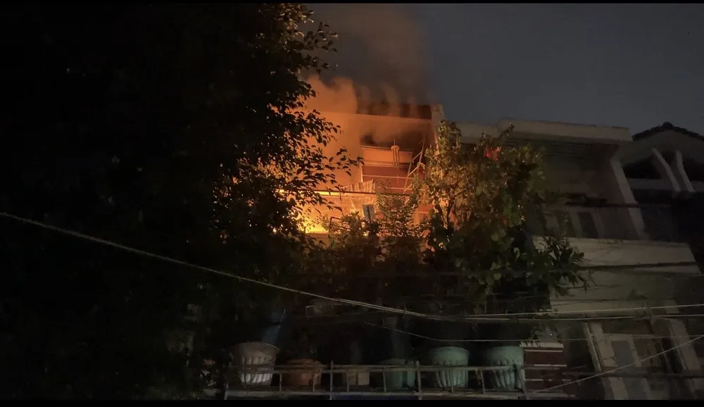 Ngôi nhà trên địa bàn quận 12, TP.HCM bất ngờ bốc cháy trong đêm. Ảnh: HT