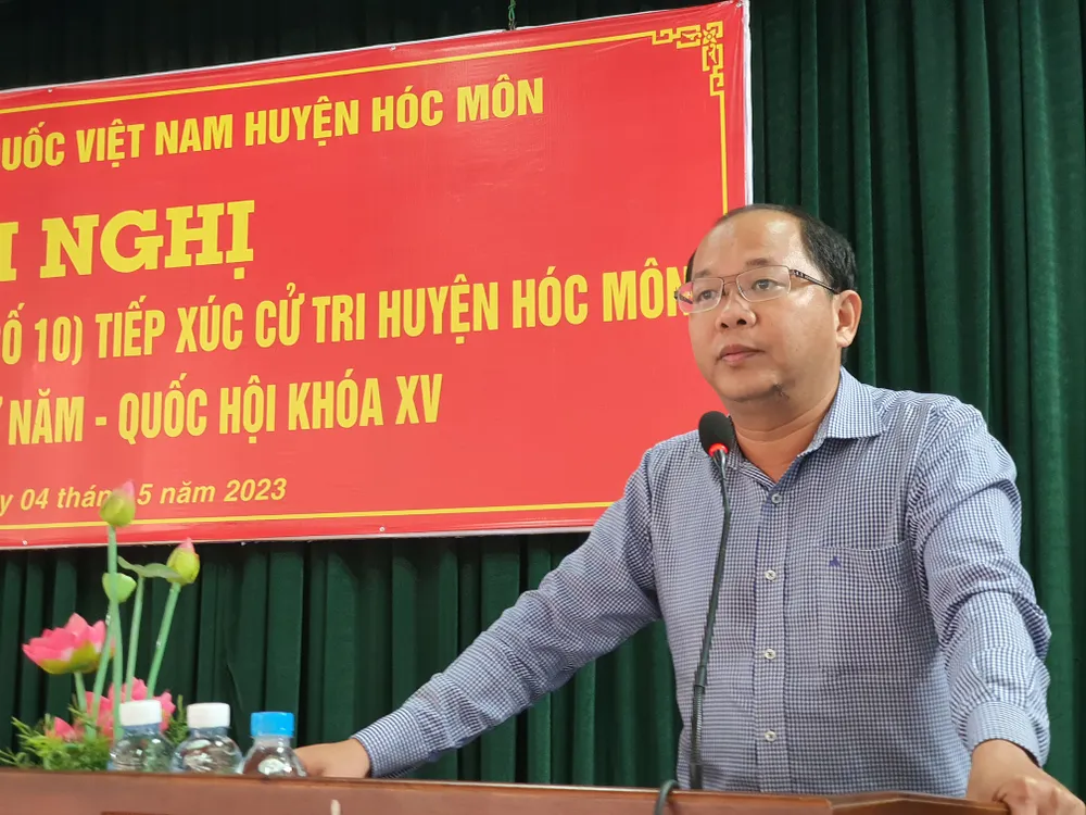 Ông Dương Ngọc Thắng, Chủ tịch UBND huyện Hóc Môn trả lời các thắc mắc của cử tri. Ảnh: NT Ông Dương Ngọc Thắng, Chủ tịch UBND huyện Hóc Môn trả lời các thắc mắc của cử tri. Ảnh: NT