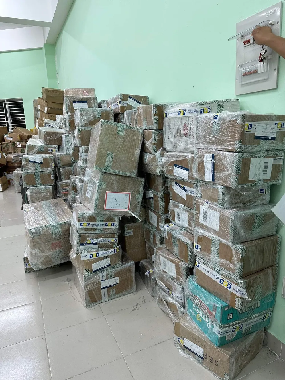 Công an tạm giữ nhiều tang vật, tài liệu có liên quan. Ảnh: HT